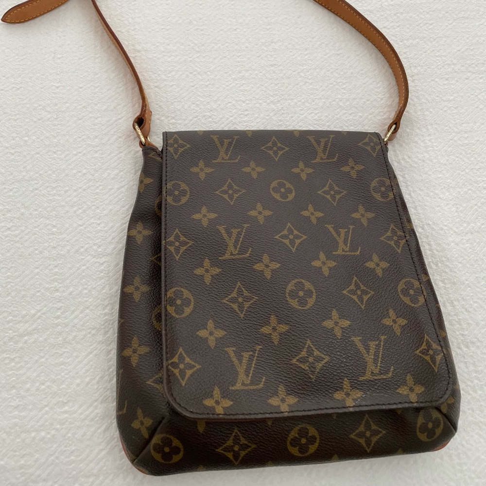 Louis Vuitton musette mongram shoulder bag. Excellent condition.
